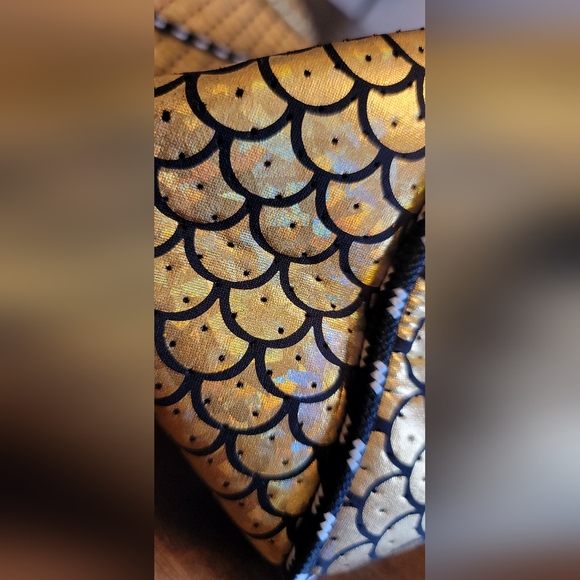 ๐ง๐ฆ MERMAID BEACH BAG | Golden Iridescent Fish Scale Neoprene Bag ๐ฆ ๐งโโ๏ธ๐งโโ๏ธ - Picture 10 of 15